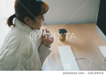 寒冷 女生 女孩 126184438