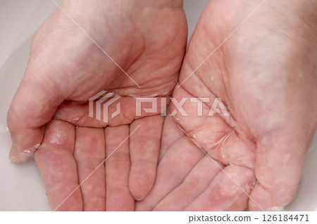 手上抹鹽和包飯糰的過程 126184471