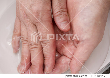 手上抹鹽和包飯糰的過程 126184472