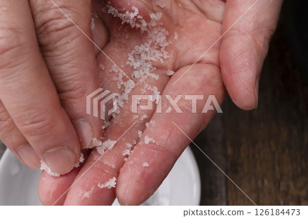 手上抹鹽和包飯糰的過程 手上抹鹽和包飯糰的過程 126184473