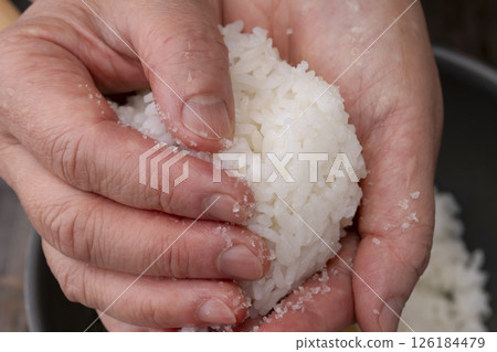 手上抹鹽和包飯糰的過程 126184479