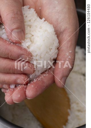手上抹鹽和包飯糰的過程 126184480