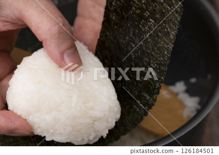 The process of wrapping rice balls in seaweed 126184501