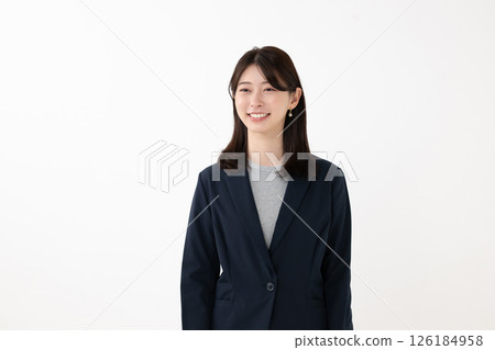 一個年輕的女人帶著微笑 一個年輕的女人帶著微笑 126184958