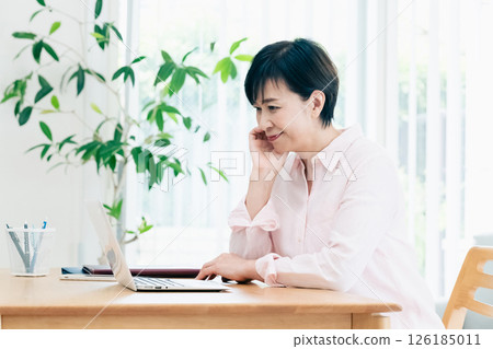 Middle-aged women doing remote work 126185011