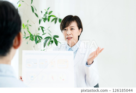 Registered dietitian who gives dietary guidance 126185044