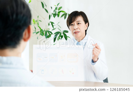 Registered dietitian who gives dietary guidance 126185045