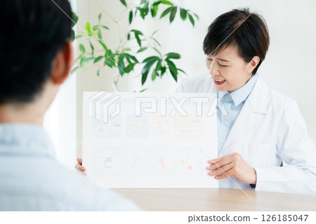 Registered dietitian who gives dietary guidance Registered dietitian who gives dietary guidance 126185047