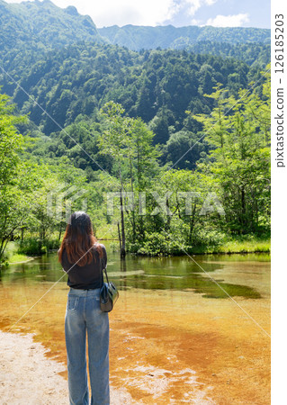 <Nagano Prefecture> The spectacular view of Kamikochi: Tashiro Pond and tourists 126185203