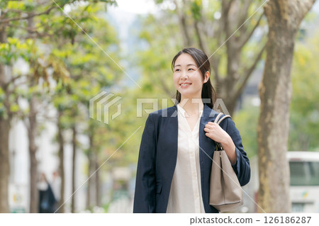 走的女商人戶外 126186287