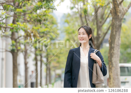 走的女商人戶外 走的女商人戶外 126186288