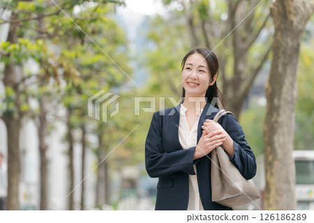 走的女商人戶外 126186289