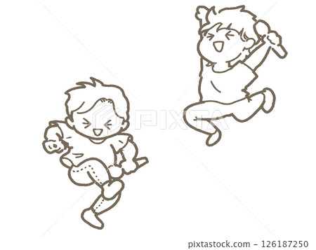 兩個男孩拿著麥克風享受卡拉 OK 126187250