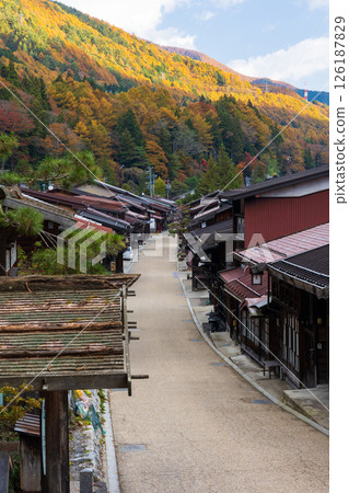 信州木曾路的秋天:奈良井宿的紅葉 信州木曾路的秋天:奈良井宿的紅葉 126187829