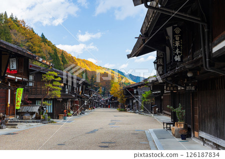 信州木曾路的秋天:奈良井宿的紅葉 信州木曾路的秋天:奈良井宿的紅葉 126187834