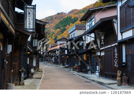 信州木曾路的秋天：奈良井宿的紅葉 126187869