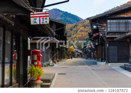 信州木曾路的秋天:奈良井宿的紅葉 信州木曾路的秋天:奈良井宿的紅葉 126187872