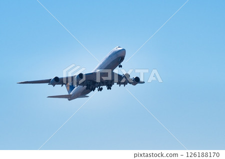 Boeing 747 Jumbo jet taking off from Haneda Airport Boeing 747 Jumbo jet taking off from Haneda Airport 126188170