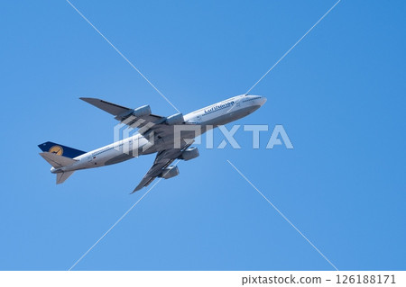 Boeing 747 Jumbo jet taking off from Haneda Airport Boeing 747 Jumbo jet taking off from Haneda Airport 126188171