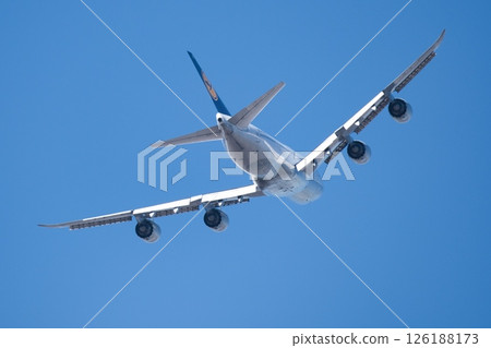 A Boeing 747 takes off from Haneda Airport and ascends while circling. A Boeing 747 takes off from Haneda Airport and ascends while circling. 126188173