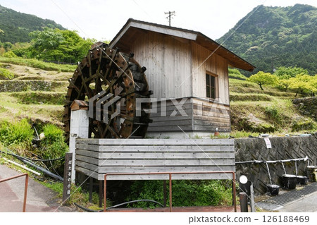[熊野市：位於高低差160公尺的山谷中的梯田－圓山千枚田螢火蟲之路旁的水磨坊] 126188469