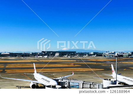 羽田機場國際航站樓和富士山（從 1 號航站樓觀看） 126188964