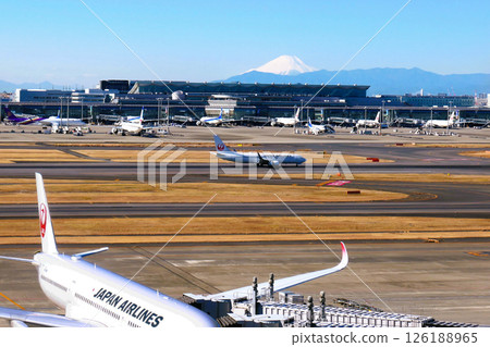 羽田機場國際航站樓和富士山（從 1 號航站樓觀看） 126188965