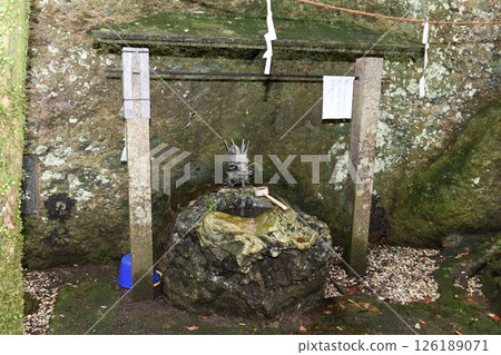[Kiho Town: The rock cave is the object of worship at the water fountain at Jinnai Shrine (Koyasu no Miya)] 126189071