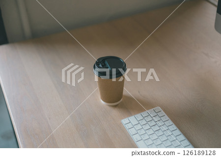 桌上放著一杯熱飲的紙杯 126189128