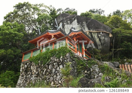 [Gotobiki Rock and worship hall at Kamikura Shrine in Yoshino-Kumano National Park, Shingu City] 126189849