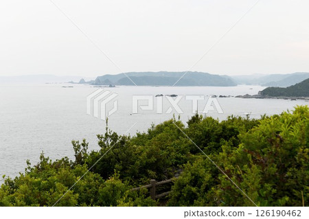 [吉野熊野國立公園太地町，向西南方望向浦上] 126190462