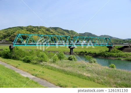 一座充滿活力的綠松石色鋼橋與新鮮的綠色植物融為一體 126191130