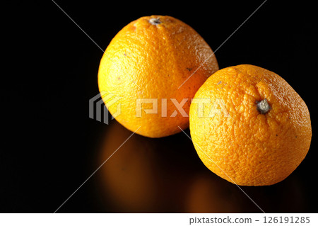 在黑色背景下拍攝的小不知火魚 126191285