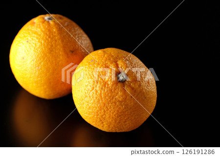 在黑色背景下拍攝的小不知火魚 126191286