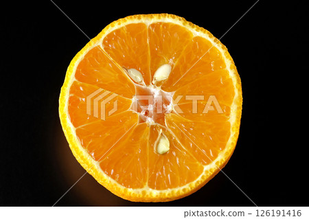 在黑色背景下拍攝的小不知火魚 126191416