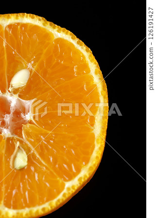 在黑色背景下拍攝的小不知火魚 126191427