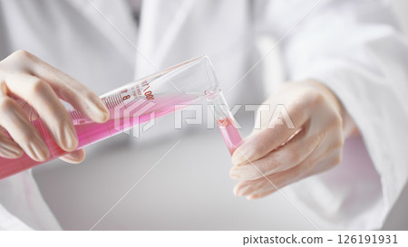 Hands Performing Scientific Experiments in a Modern Laboratory Setting. 126191931