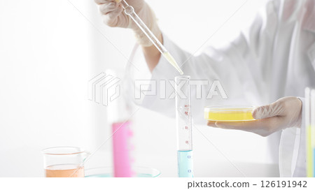 Hands Performing Scientific Experiments in a Modern Laboratory Setting. 126191942