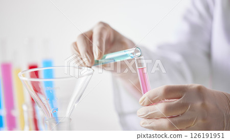 Hands Performing Scientific Experiments in a Modern Laboratory Setting. 126191951