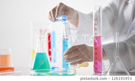 Hands Performing Scientific Experiments in a Modern Laboratory Setting. 126191953