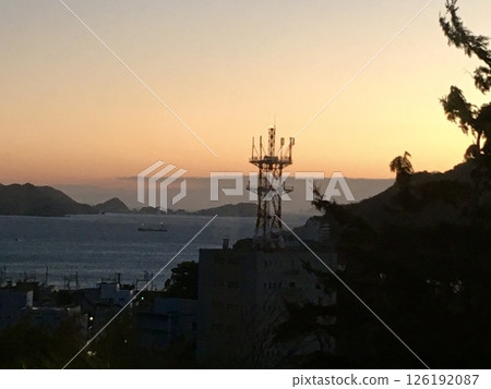 The orange of the sea in the morning glow 126192087
