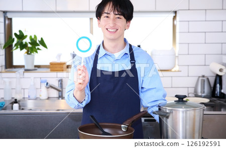 男人廚房煮飯圖片 126192591
