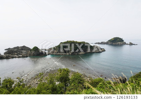 【吉野熊野國立公園週見町,從情人岬眺望陸野黑島,堪稱枯木灘的代表景觀】 【吉野熊野國立公園週見町,從情人岬眺望陸野黑島,堪稱枯木灘的代表景觀】 126193133