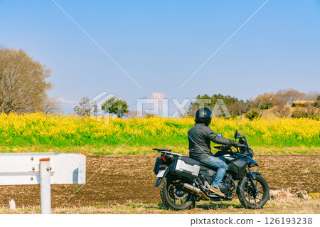 透過油菜花叢看雪白的男體山和自行車 126193238