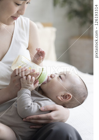 Baby drinking milk Baby drinking milk 126193314
