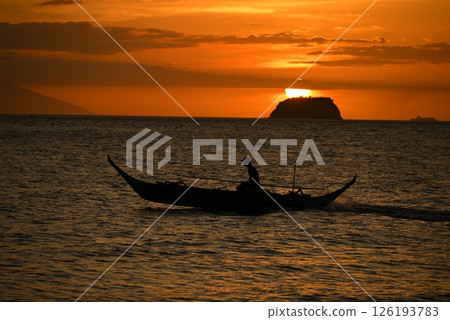 菲律賓索姆布雷羅島的憂鬱日落 126193783