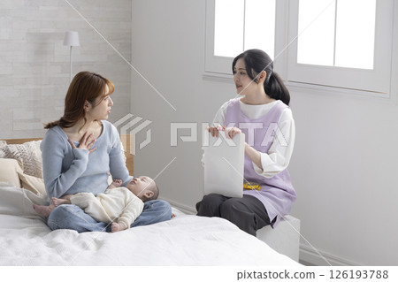 抱著嬰兒的母親和護士 126193788
