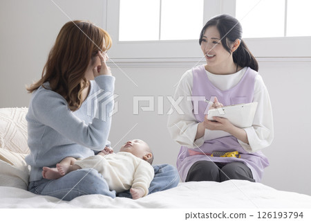 抱著嬰兒的母親和護士 126193794