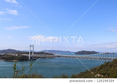 瀨戶大橋和春天的藍天 126194164