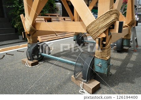 The construction of the floats on the Gion Festival's Aburatenjinyama mountain 126194400